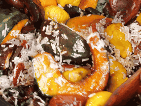 電飯煲正常煮飯模式煮飯。出鍋后撒點(diǎn)蔥花