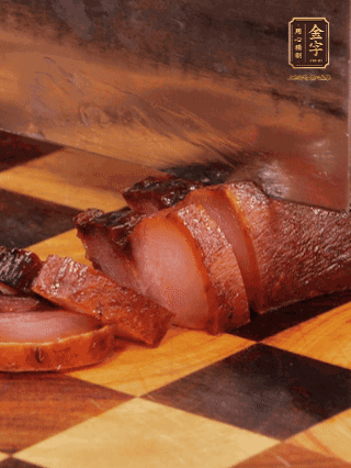 金字醬肉，煮熟切條；蓮藕去皮，切成條狀，焯水2分鐘