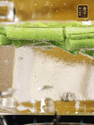 豆角切成段，加油焯水1分鐘