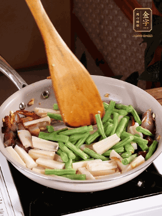 加少許生抽、蠔油、料酒、雞精調(diào)味，少許清水燜2分鐘，炒至豆角皺皮即可