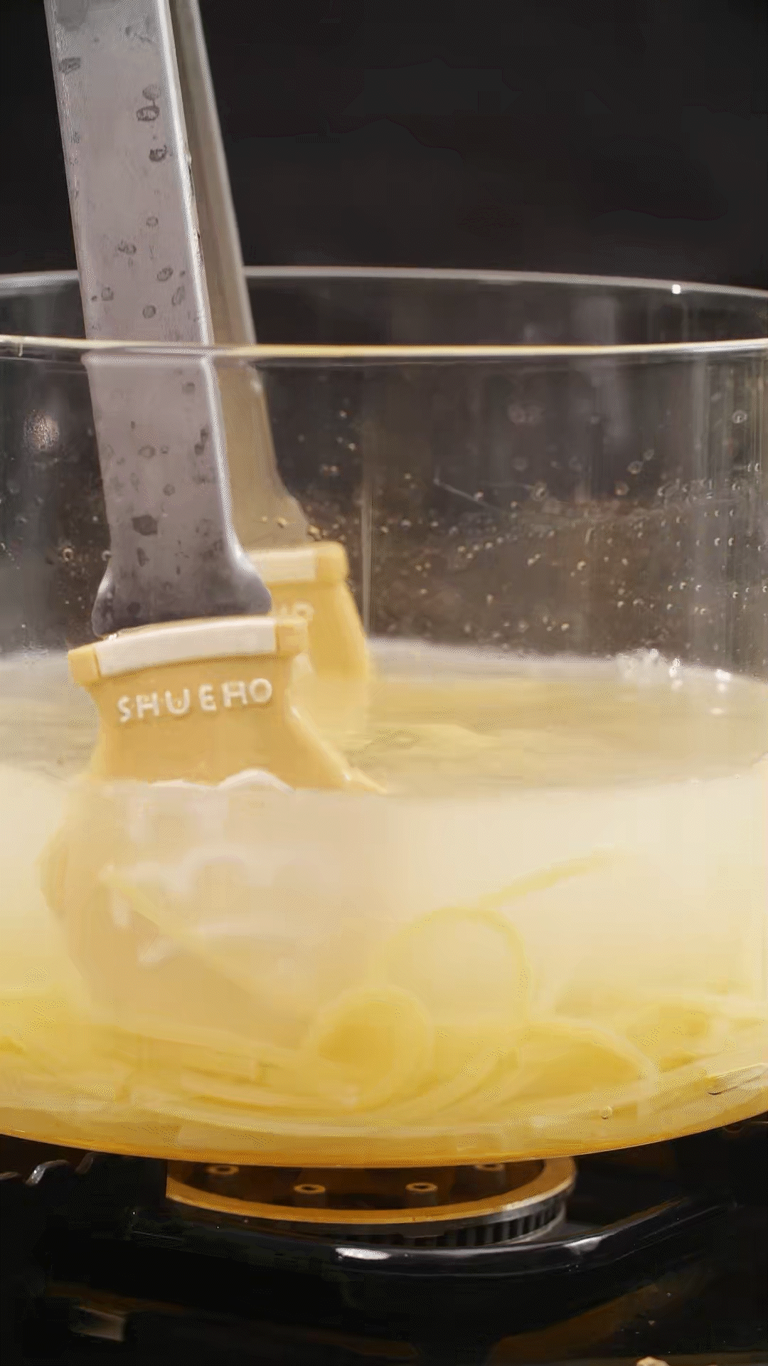 將意面煮熟，到自己喜歡的熟度。撈出過冷水，瀝干
