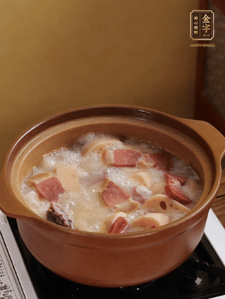 豬油潤鍋，豬骨、姜片煸出油脂香，再依次下開水、蓮藕、火腿，大火燒開