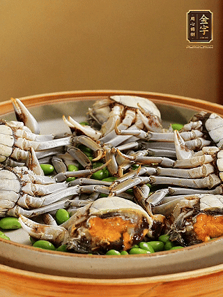 盤底鋪毛豆，依次放大閘蟹、咸肉， 淋一圈料酒、豉油。