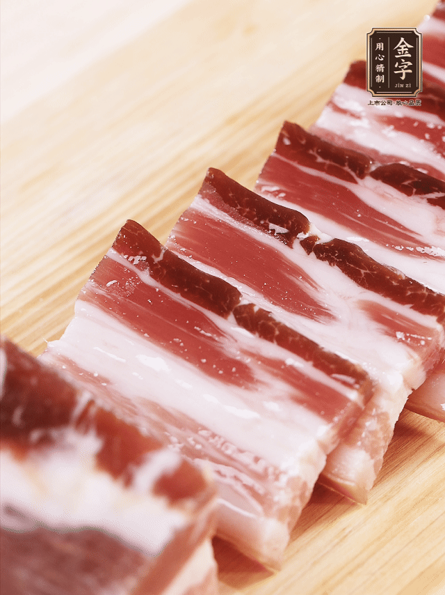 金字淡咸肉切厚片；金字淡咸肉、仔排加蔥姜、料酒焯水3分鐘，溫水洗凈。