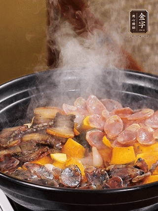 關(guān)火鋪上土香腸、梅干菜香腸、醬肉，加生抽、清水、黑胡椒粉調(diào)成的料汁，中火焗5分鐘
