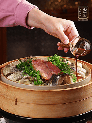 蒸魚時做蒸魚醬汁：鍋中少油，蔥白段、姜片、蒜片、洋蔥絲爆香，加2勺蒸魚豉油、3勺清水、一點白糖煮沸。（比單純淋蒸魚豉油香得多）