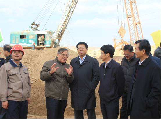 青海省副省長王黎明蒞臨曹家堡保稅物流中心工程現(xiàn)場(chǎng)視察工作