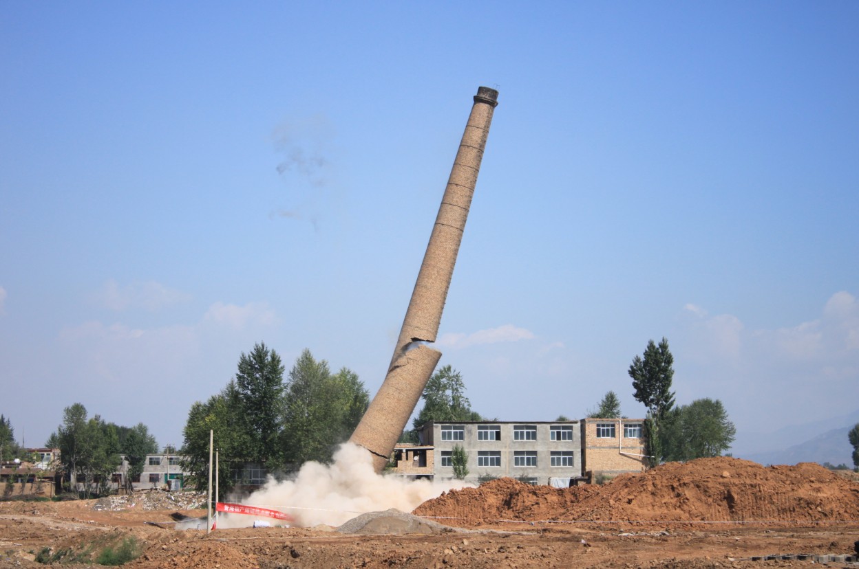 青海物產(chǎn)爆破技術(shù)服務有限公司北川工業(yè)園區(qū)49米煙囪拆除爆破圓滿成功